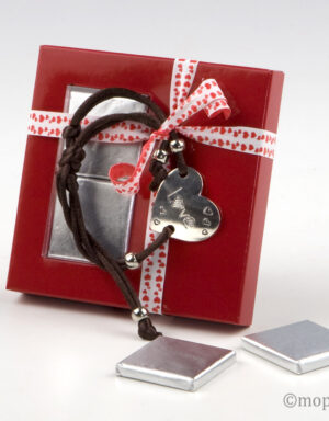 Pulsera corazón LOVE en caja + 2 napolitanas